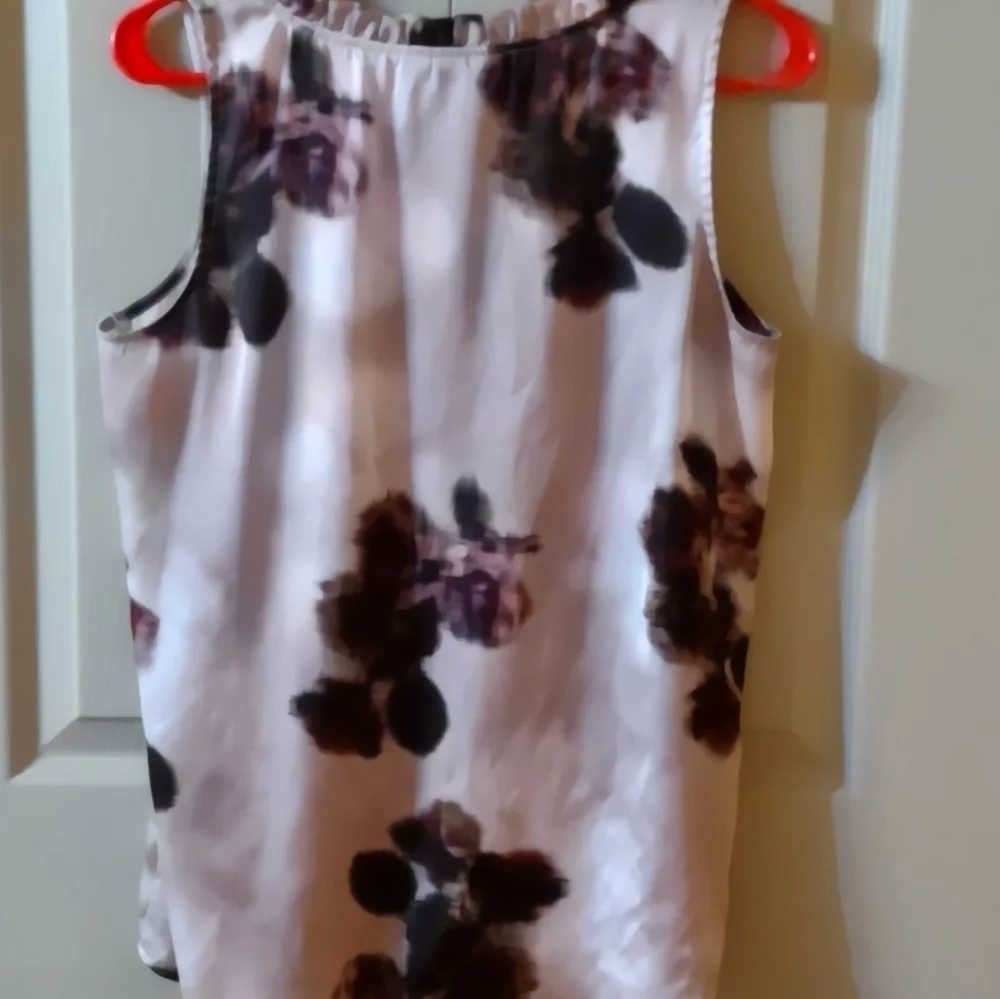 a.n.a. Silky Sleeveless Blouse Size Large Floral Print - Picture 5 of 8